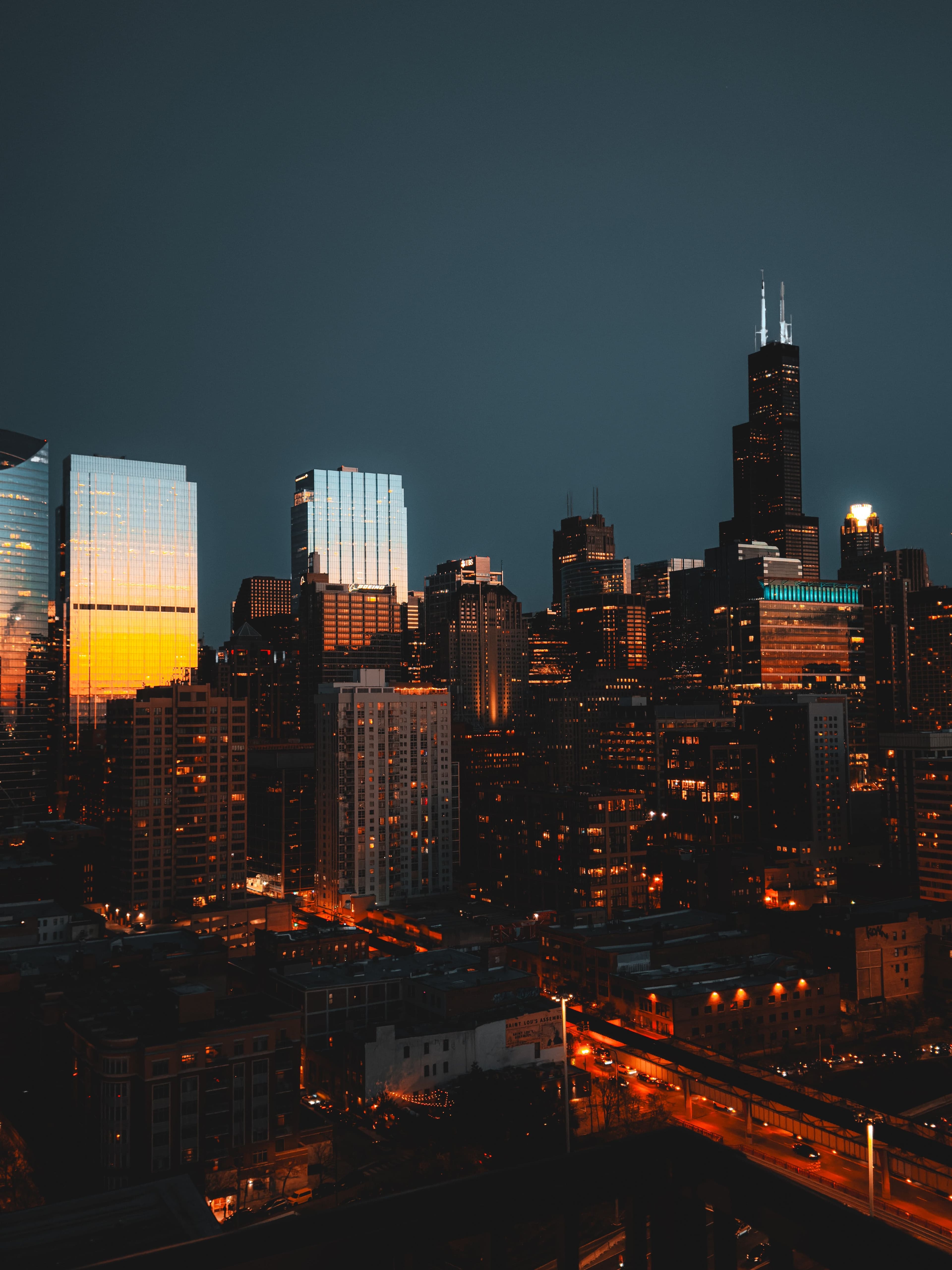 Night skyline view of downtown Chicago, Illinois featuring the Willis Tower — real estate investment opportunities